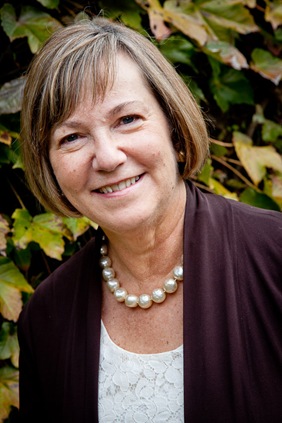 Eileen Kugler in front of foliage for business portrait in downtown alexandria va