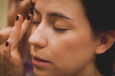 Bride putting on makeup at bay area community church in annapolis md