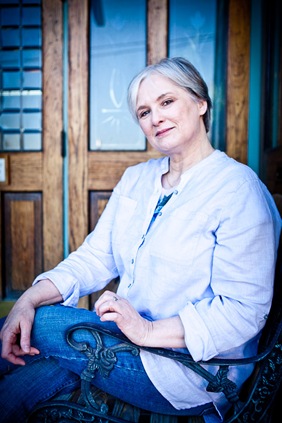 woman sitting in doorway in old town alexandria