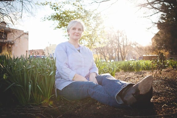 woman sitting in grass in old town alexandria