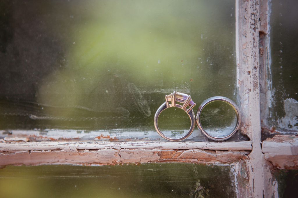 wedding-rings-on-weding-sill