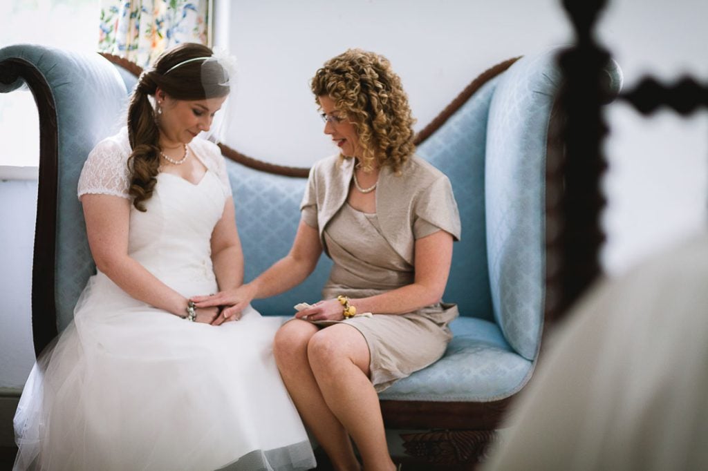 bride-and-mother-before-ceremony