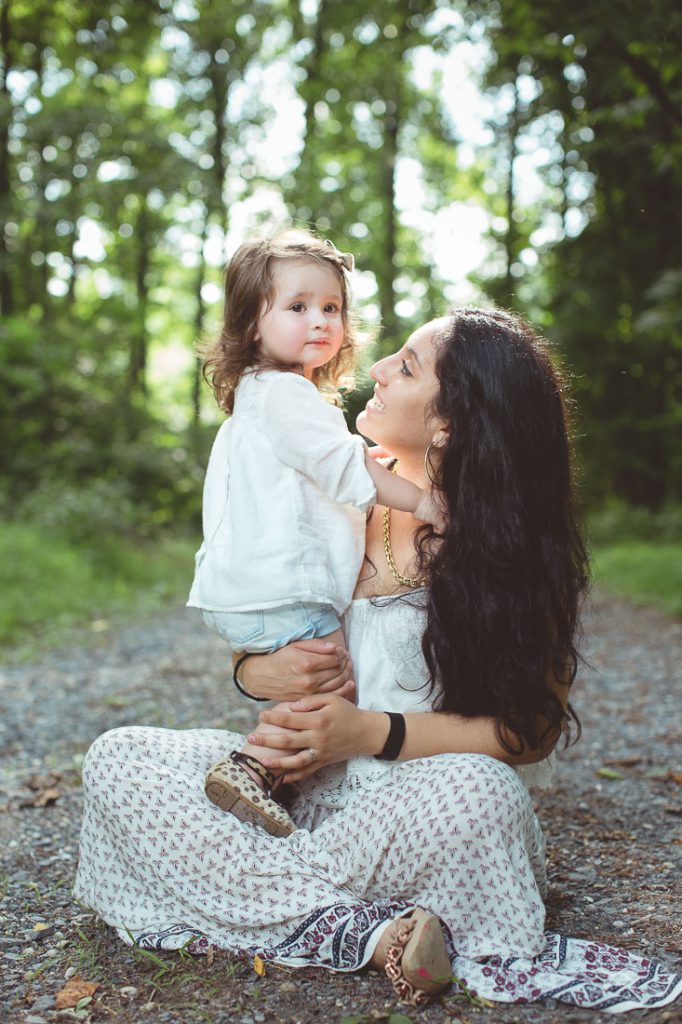 childing-standing-on-mothers-lap