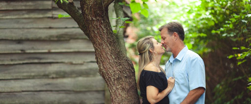 A couple kissing at the Elkridge Furnace Inn in Maryland.