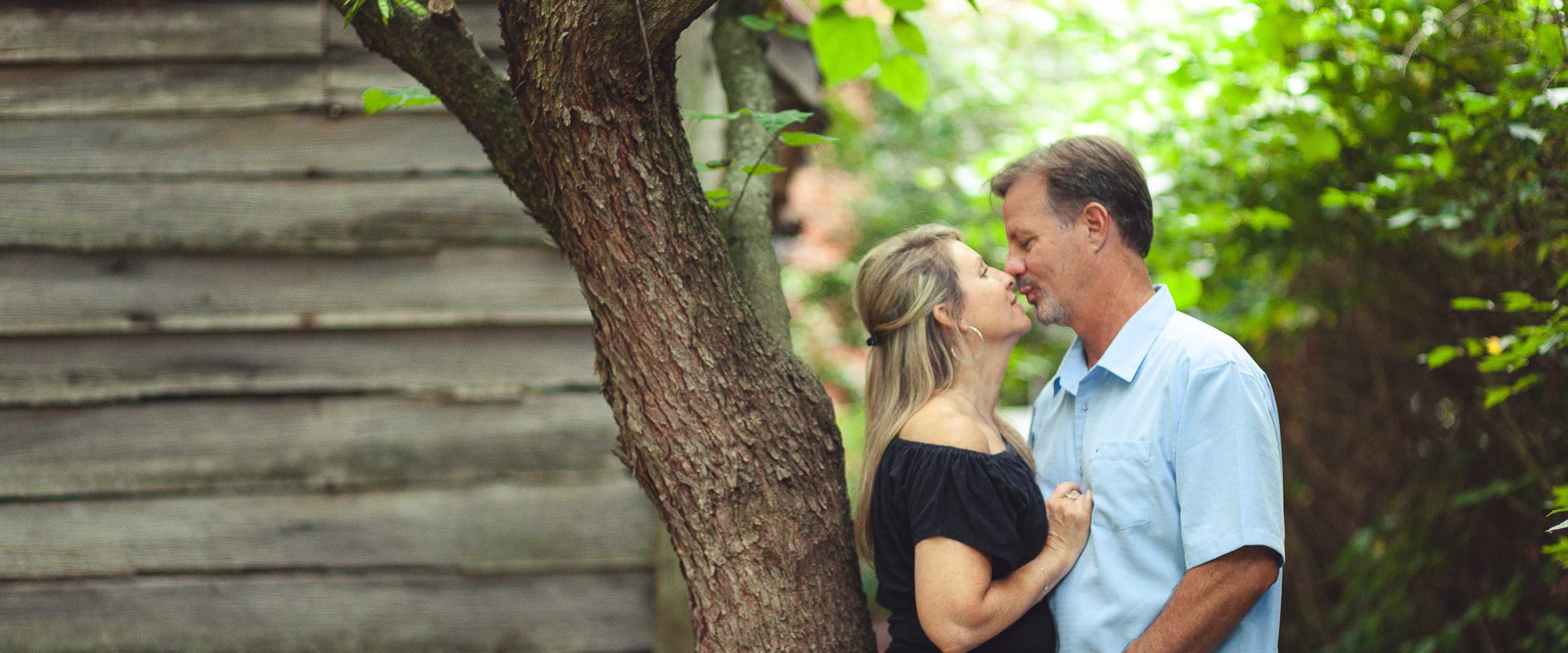 A couple kissing at the Elkridge Furnace Inn in Maryland.