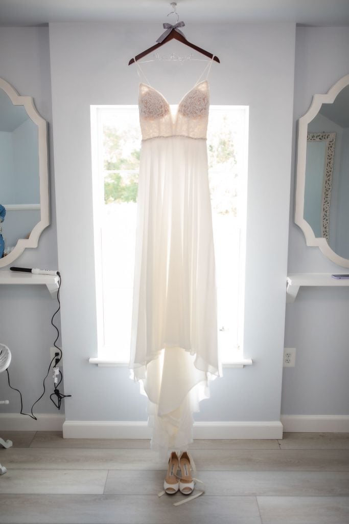 Keywords: Wedding dress, mirror.