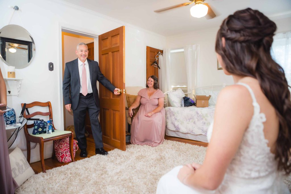 A bride is preparing with her bridesmaids for the wedding.